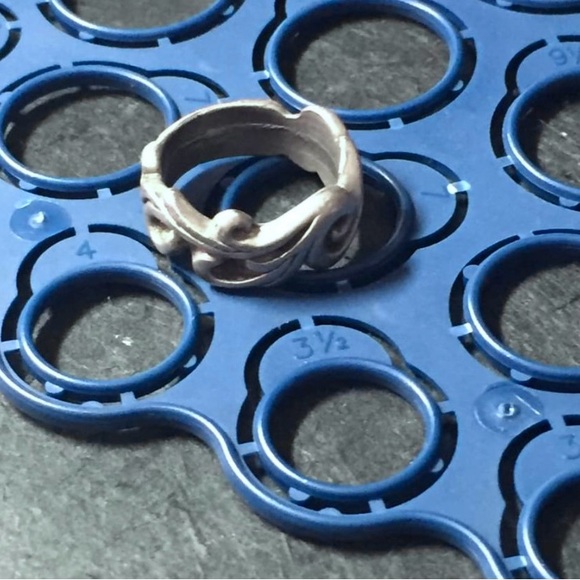 Size 7.5 Silver Tone Scroll Ring (pewter?) - Picture 3 of 7
